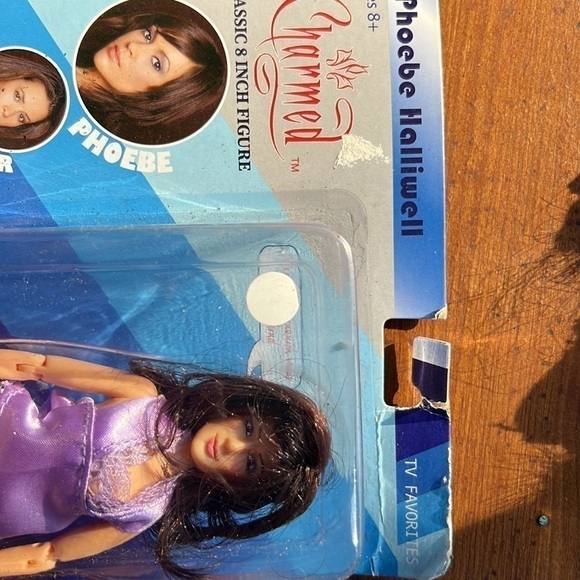 Charmed Phoebe Action Figure - Picture 3 of 5